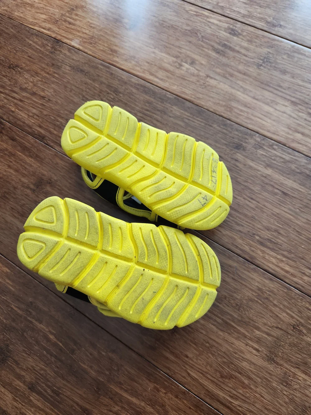Batman Light Up Kids Yellow and Black Boys Summer Sandals Size 5/6